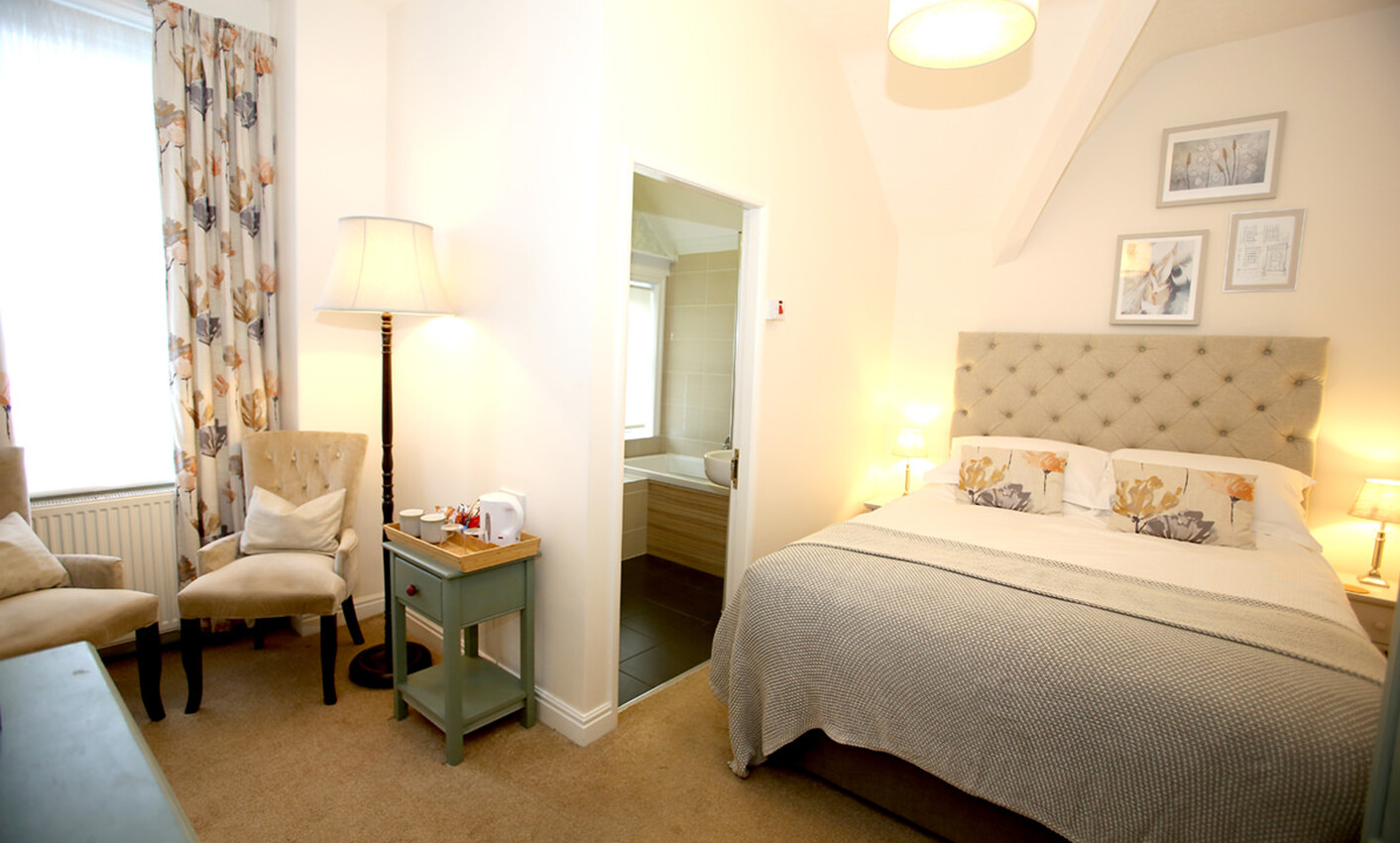 Room 6 - King with ensuite bathtub and shower